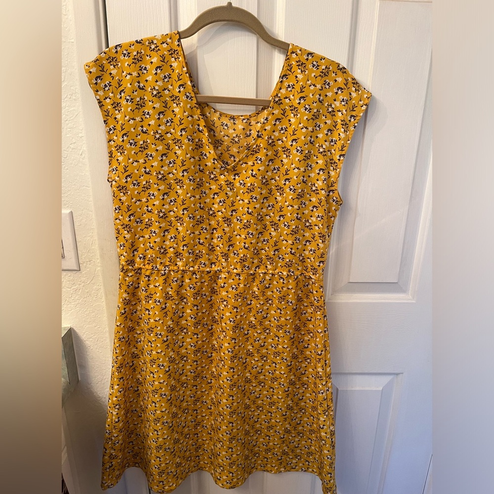 Yellow dress, with small blue flowers, cap shoulder sleeve